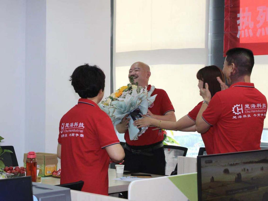 前有牛遇草指路，后有牛商協助，友發鍍鋅鋼管，規格齊全任你選！